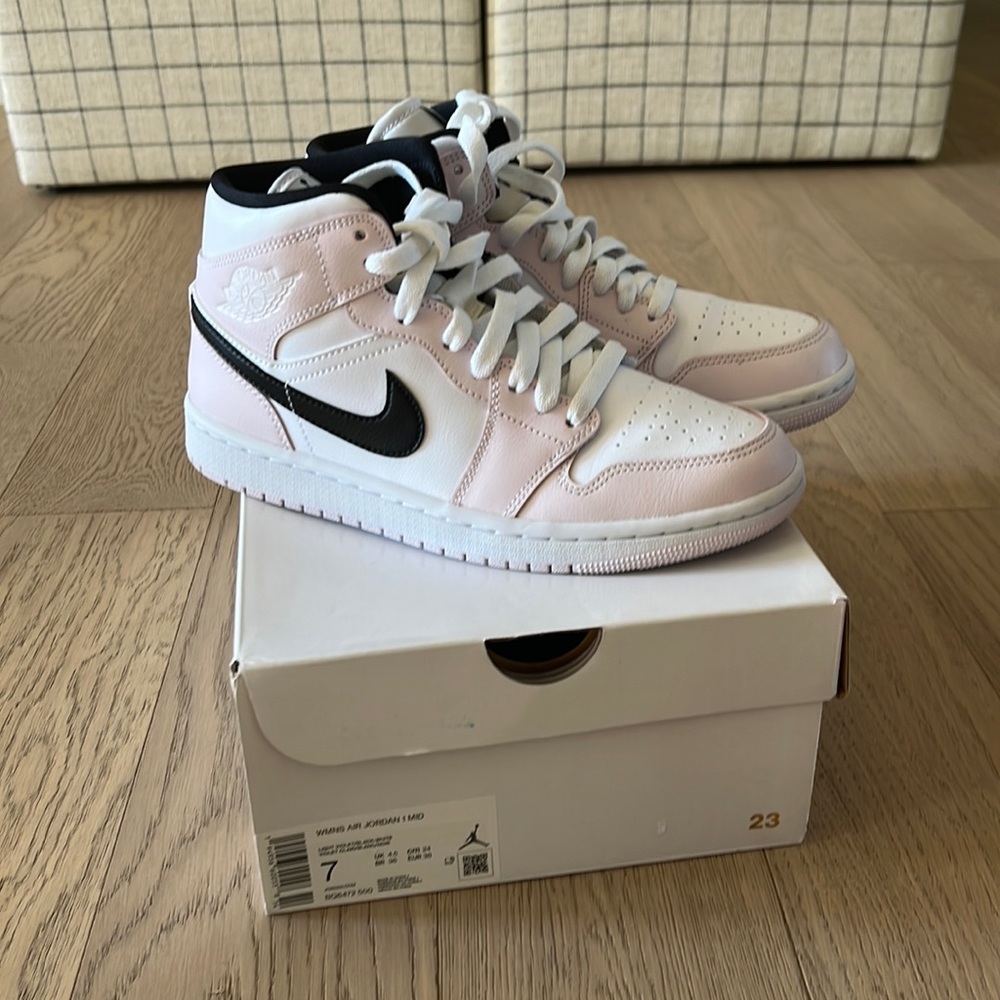 WOMENS AIR JIRDAN 1 MID AUTHENTIC